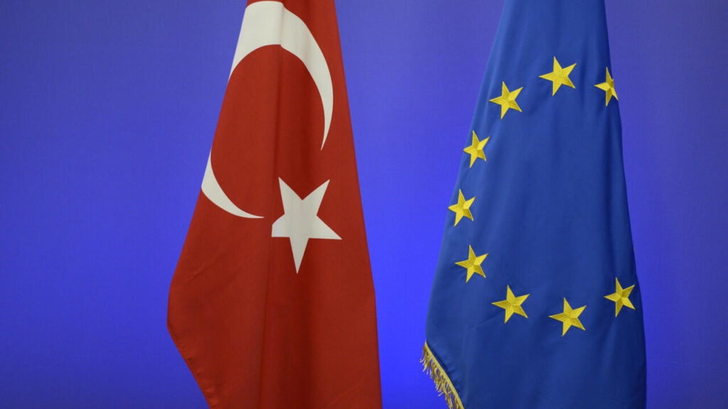 EU eases Schengen access for Turks, urged to revive visa-free talks