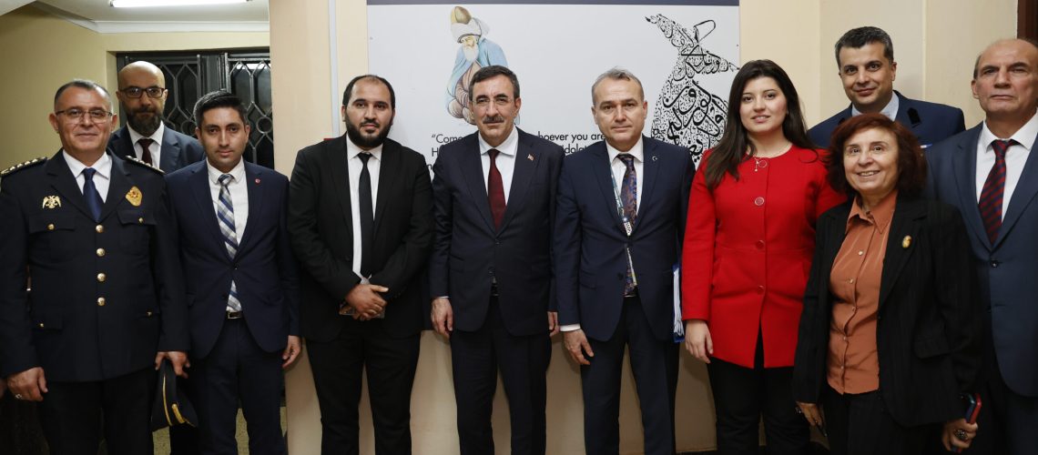 Cumhurbaşkanı Yardımcısı Cevdet Yılmaz, Türkiye'nin Kampala Büyükelçiliğinde Türk iş insanlarıyla bir araya geldi. Yılmaz, toplantının ardından Büyükelçi Mehmet Fatih Ak ve büyükelçilik personeliyle fotoğraf çektirdi. ( Arman Önal - Anadolu Ajansı )